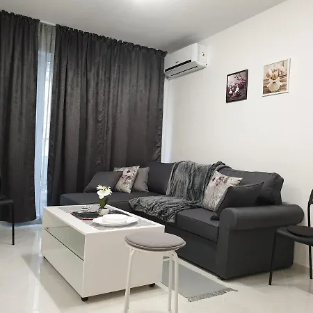 New The Twins Two-bedroom, 5 At 15 Tsani Ginchev Street, Floor 3 Apartmán *